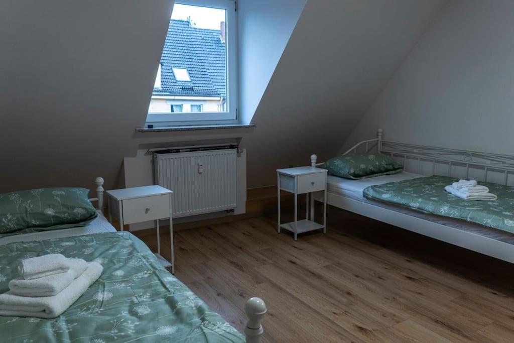 Moderne Ferienwohnung In Gelsenkirchen-Schalke Fuer 1 Bis 7 Personen Mit Terrasse, Ideal Fuer Gruppen & Stadionbesuche エクステリア 写真