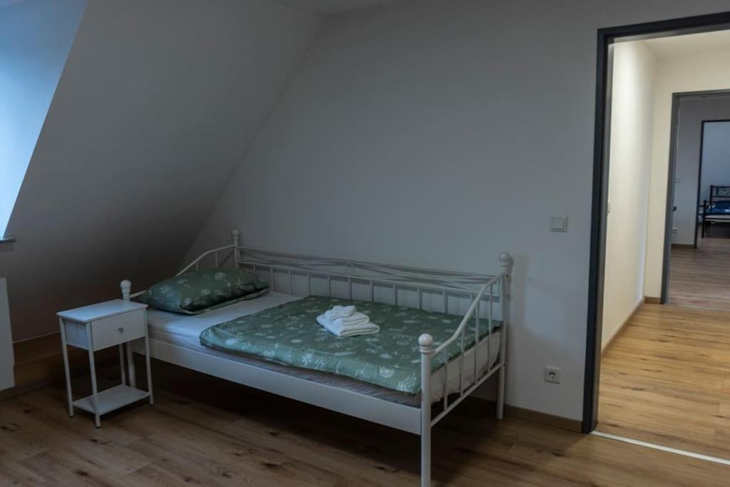 Moderne Ferienwohnung In Gelsenkirchen-Schalke Fuer 1 Bis 7 Personen Mit Terrasse, Ideal Fuer Gruppen & Stadionbesuche エクステリア 写真
