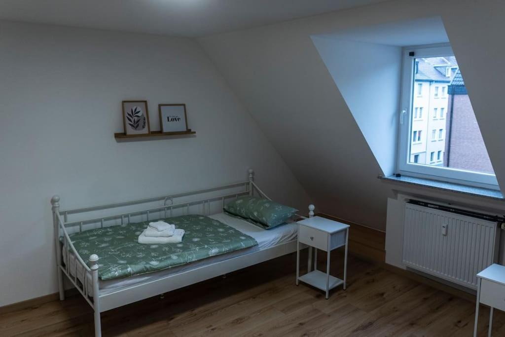 Moderne Ferienwohnung In Gelsenkirchen-Schalke Fuer 1 Bis 7 Personen Mit Terrasse, Ideal Fuer Gruppen & Stadionbesuche エクステリア 写真