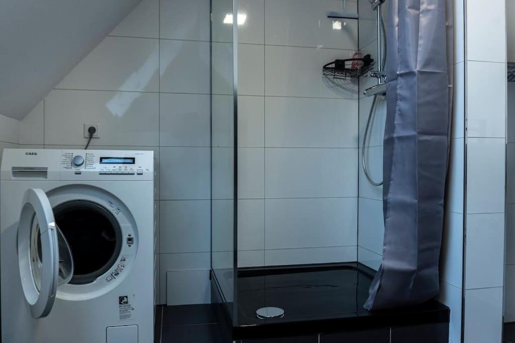 Moderne Ferienwohnung In Gelsenkirchen-Schalke Fuer 1 Bis 7 Personen Mit Terrasse, Ideal Fuer Gruppen & Stadionbesuche エクステリア 写真