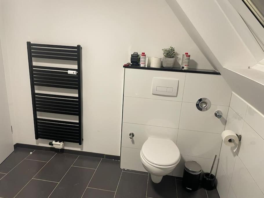 Moderne Ferienwohnung In Gelsenkirchen-Schalke Fuer 1 Bis 7 Personen Mit Terrasse, Ideal Fuer Gruppen & Stadionbesuche エクステリア 写真