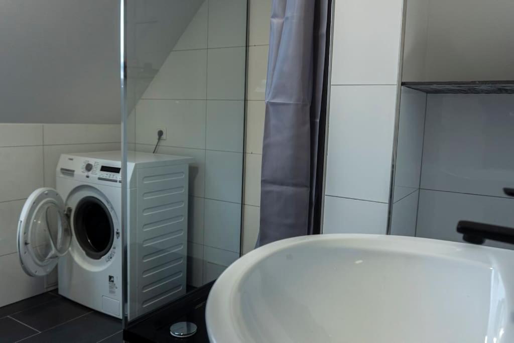 Moderne Ferienwohnung In Gelsenkirchen-Schalke Fuer 1 Bis 7 Personen Mit Terrasse, Ideal Fuer Gruppen & Stadionbesuche エクステリア 写真