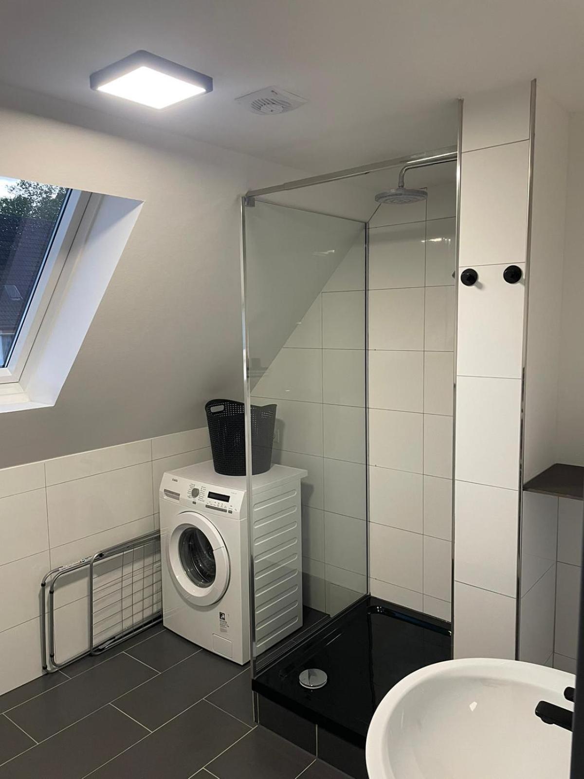 Moderne Ferienwohnung In Gelsenkirchen-Schalke Fuer 1 Bis 7 Personen Mit Terrasse, Ideal Fuer Gruppen & Stadionbesuche エクステリア 写真