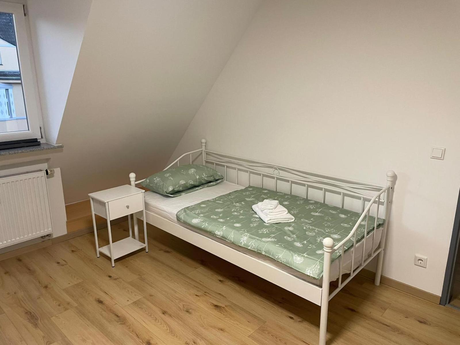 Moderne Ferienwohnung In Gelsenkirchen-Schalke Fuer 1 Bis 7 Personen Mit Terrasse, Ideal Fuer Gruppen & Stadionbesuche エクステリア 写真